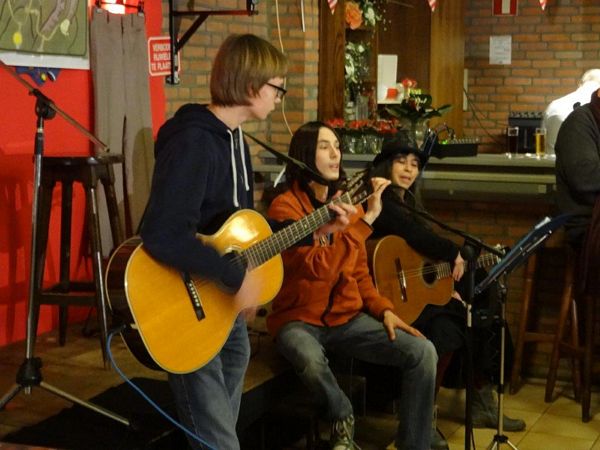 Een optreden van Maarten Poeth en Max met zijn moeder Deborah.