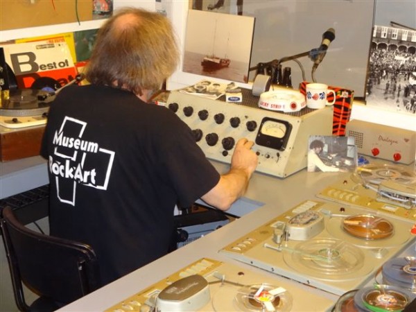 Een museum medewerkers achter de knoppen.