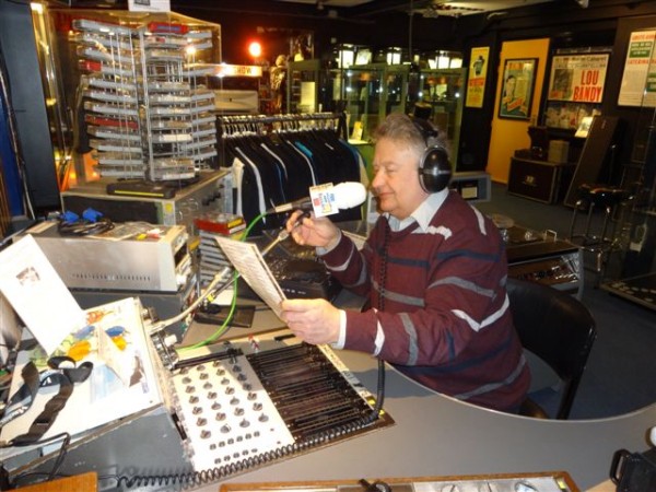 Geert achter de knoppen.