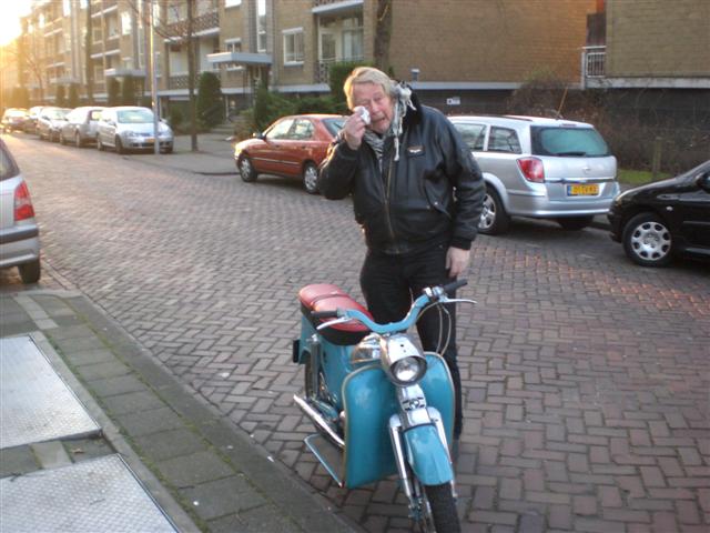 Bolle Hans met een lekke band.