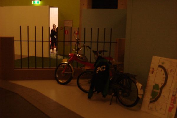 De brommers staan hier nog niet op de definitieve plek.