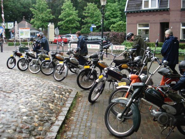 De Tegelse rijders bij het Veerhuis.