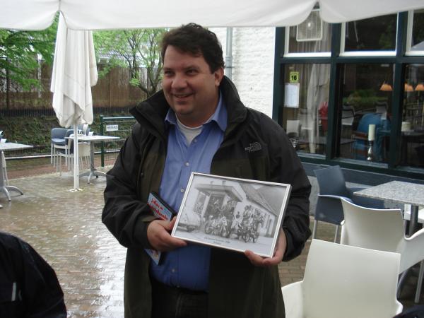 De Loco-burgemeester van Venlo, Dhr Ramon Terstoote ontvangt de foto van het oude tankstation Breuer.