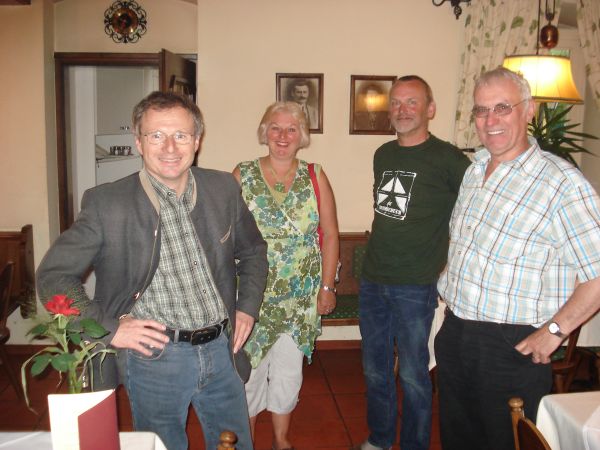 Burgemeester Klinger, Claartje, Rob en Jos in Gasthof Klinger.