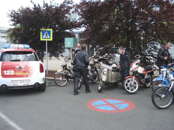 Stop voor het Johann Puch standbeeld op het Magna-Puch werk in Graz.