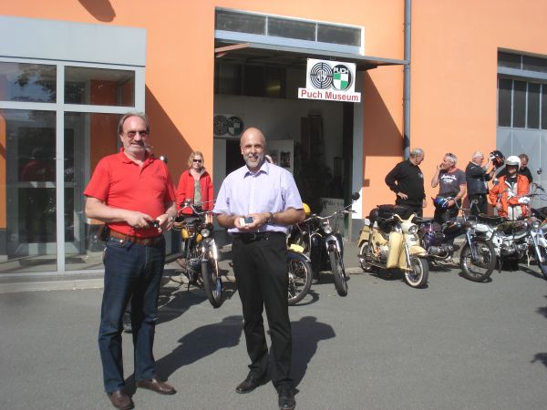 Voor het Puch museum, v.l.n.r Karelheinz Rathkolb, Hanneke, Werner Supp, Gernot, John, Jos, Thur en Egon.