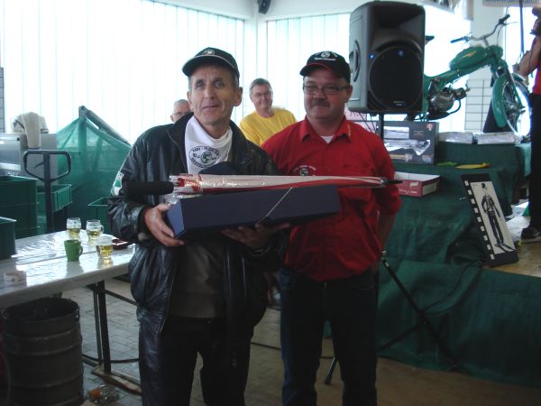 Hans v.d.Sanden krijgt een prijzenpakket van Frans Gugerbauer. Voorzitter Roman Allmansperger deed die dag de presentatie.