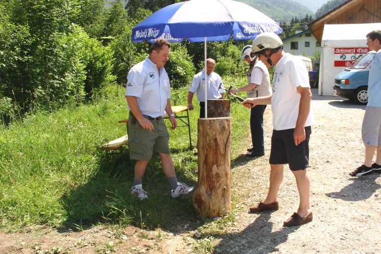 John en Thur bezig met de spijkers op de kop slaan
