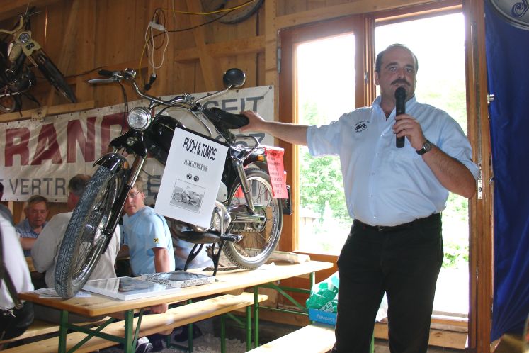 De voorzitter maakt de winnaar van de Puch bekend