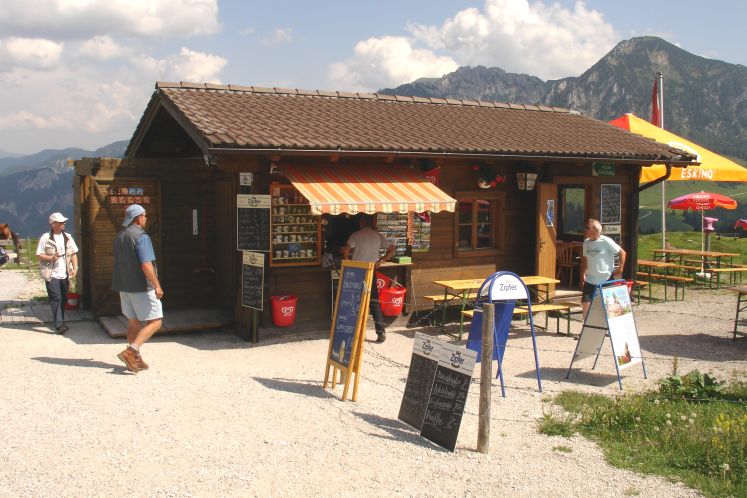 De blokhut met terras boven op de Postalm