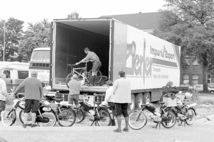 De Oostenrijkse vrachtwagen, en daarachter de touringbus.