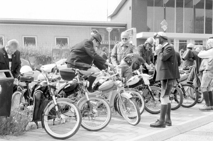 De Oostenrijkers voor het station van Venlo