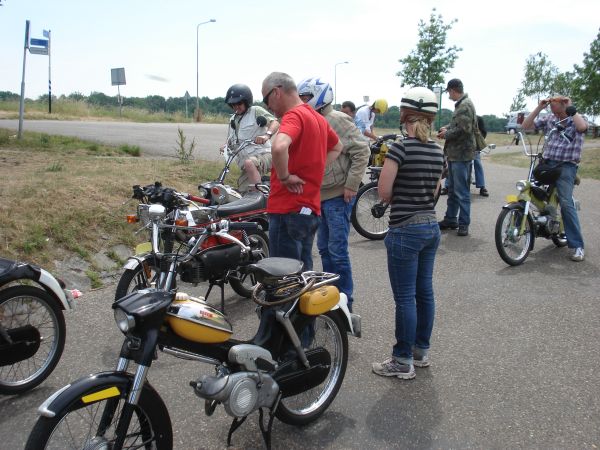 Wachten voor het veerpont in Kessel.