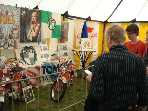 De stand van de Tegelse Puchclub in de tent. 