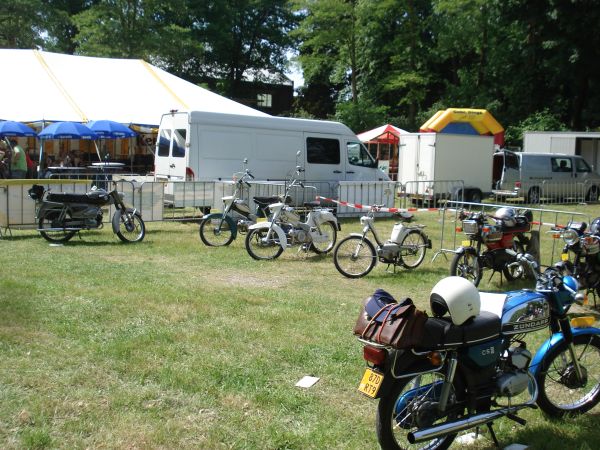 De Puchjes, Zundapps en Kreidlers stonden hier gebroederlijk bij elkaar.