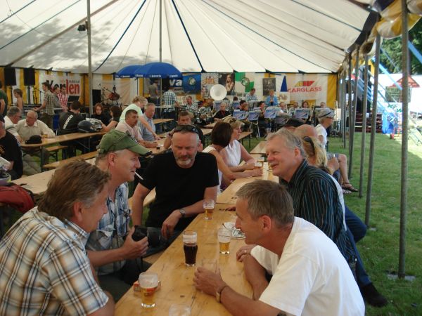 Even nagenieten in de feesttent.