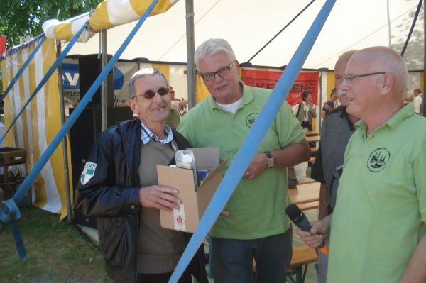 Hans van der Sanden met zijn gewonnen prijs.