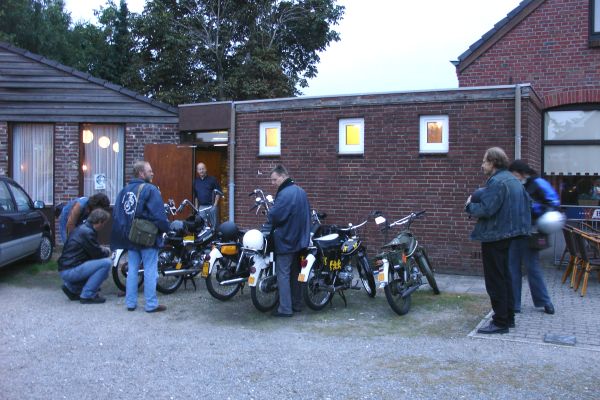 De eerste Puchrijders arriveren zaterdagavond voor caf� Schillings.