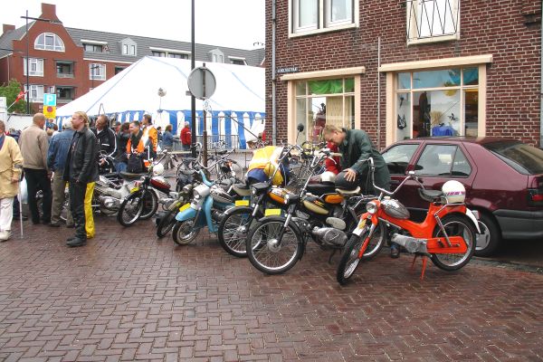 De stop bij de feesttent in Velden.