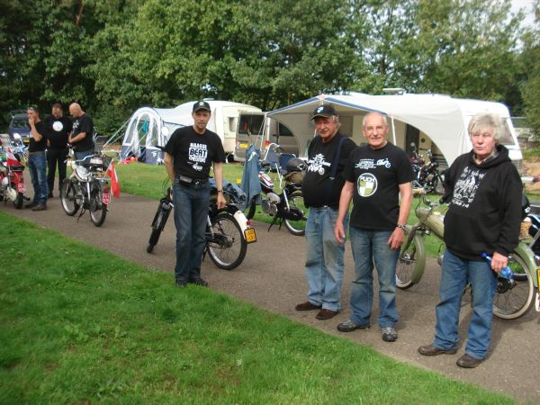 Bennie, Hans, Piet, en Rob, op de camping in Baarloo.