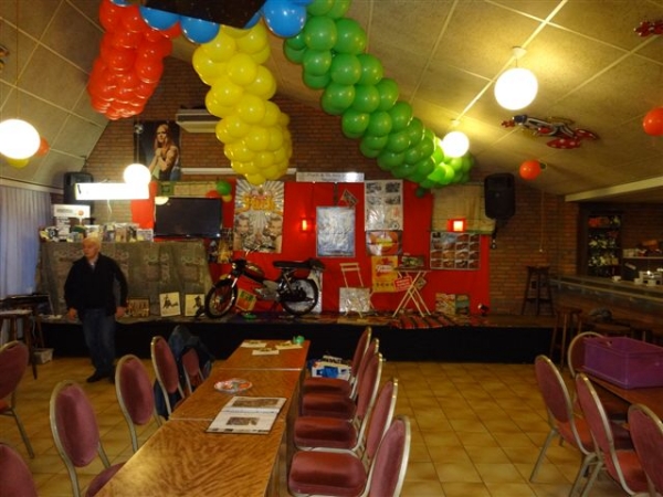 Piet bij opbouwen zaal.