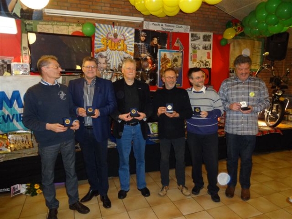 Hein, Bart, Frank, Roland, Thur en Tibe krijgen een aandenken.