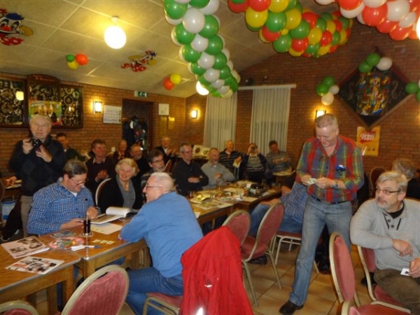 John heeft prijs tijdens de tombola.