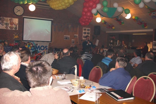 Het programma wordt door Hein aangekondigd.