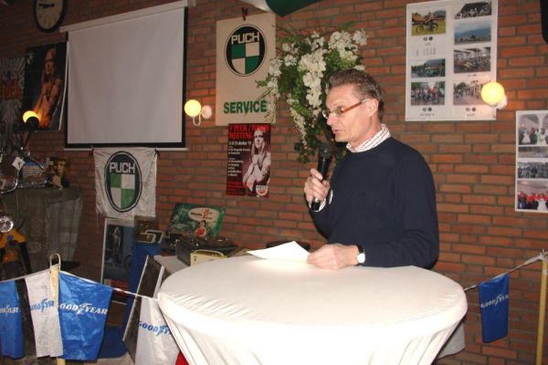 Hein verzorgd zoals altijd weer de clubavond.