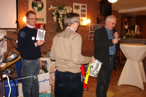 Het trekken van de winnende nummers tijdens de tombola.