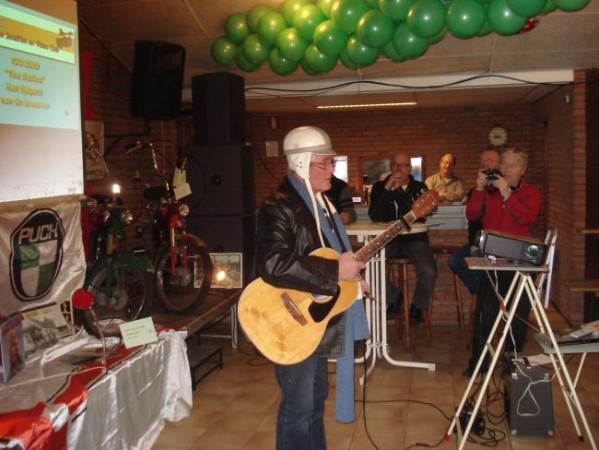 Gerard Kuitens vertolkt hier zijn lied de Puchblues.