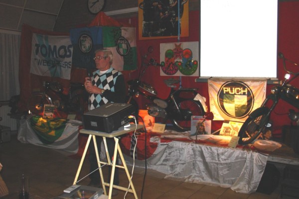 Gerard Kuitens geeft een toelichting op de te vertonen video.