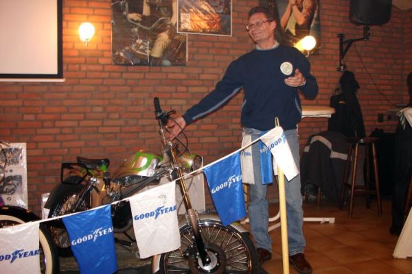 Hein wijst naar de zg. te verloten custom Puch.