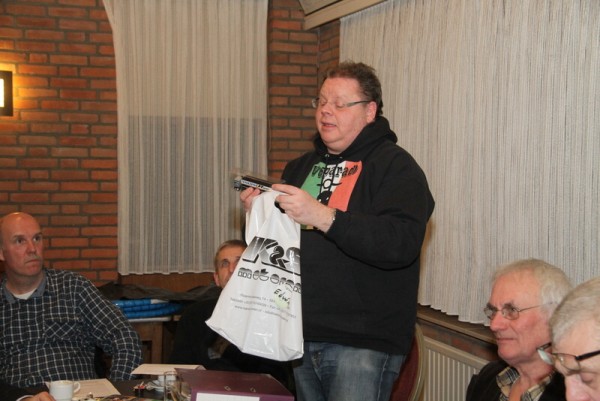 Edwin Maas krijgt een klein geschenk voor zijn jarenlange inzet voor de club.