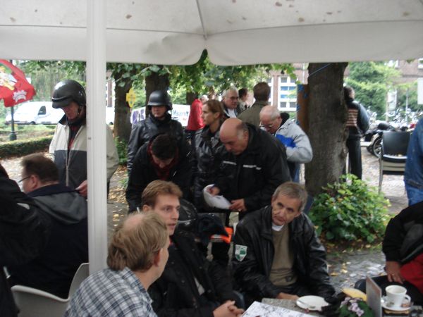 Alleen onder de grote parasols zaten we droog.