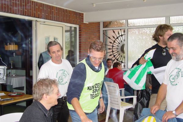 De tombola, met een van de prijswinnaars met groen/witte tas.