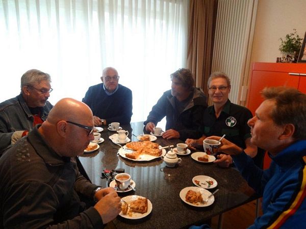 Allemaal gezellig bij Hein en Maria aan tafel.