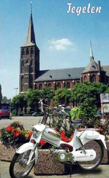 Een witte Puch op het plein voor de kerk in Tegelen.